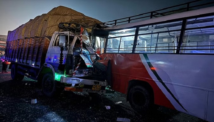 तेज रफ्तार ट्रक ने खड़ी बस को मारी टकर, हादसा में 6 यात्रियों की हुई मौत 27 हुए घायल