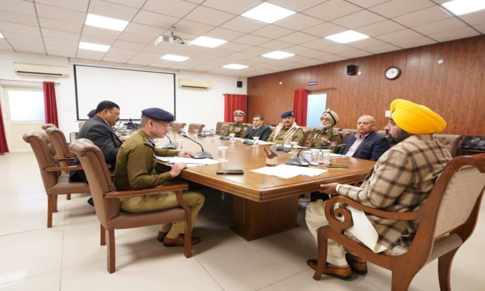 भगवंत मान ने ली law and Order पर बैठक:नशे के खिलाफ अभियान तेज करने और गैंगस्टरों पर सख्त कार्रवाई के आदेश