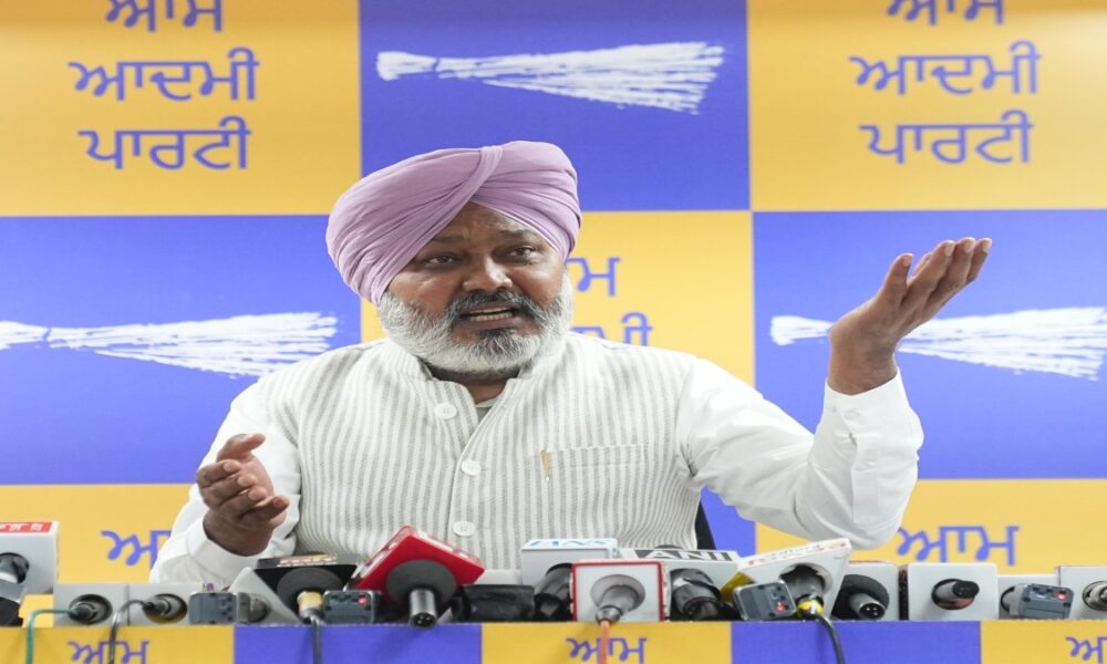 ‘AAP’ ने Punjab में corruption के आरोपों पर Congress और BJP को घेरा