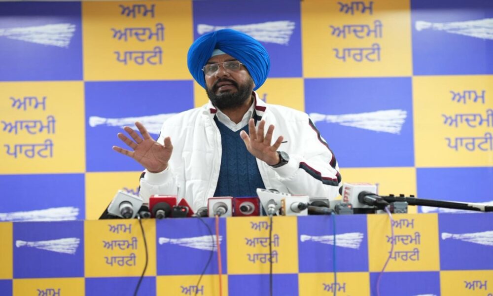 गुरु साहिबान व साहिबजादों के कार्टून बनाकर BJP ने सिख मर्यादाओं का किया अपमान: कुलदीप धालीवाल