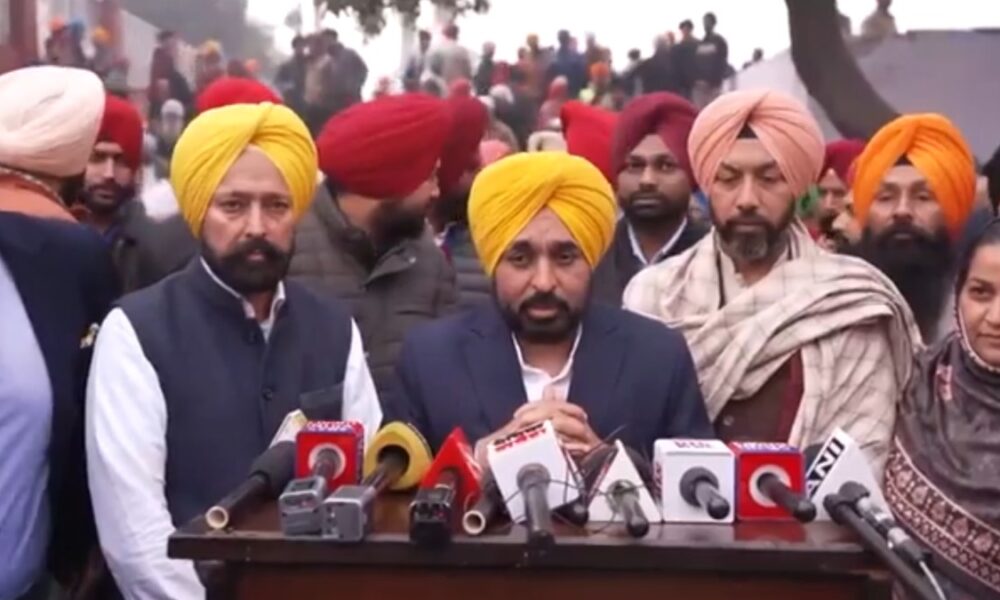 Fatehgarh Sahib: शहीदी सभा में पहुंचे सीएम भगवंत मान, कहा-साहिबजादों की शहादत को पूरी दुनिया कर रही नमन