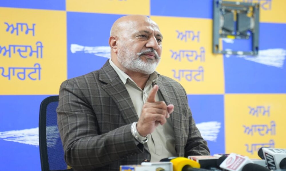 बादल परिवार को बचाने की बजाय, एसजीपीसी को 328 सरूपों के लापता होने के मामले में एसआईटी का सहयोग करना चाहिए: बलतेज पन्नू